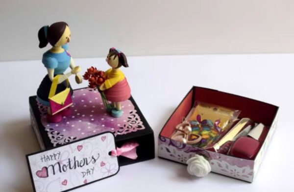 Moms and Daughter with Mini Gift Box - Image 4